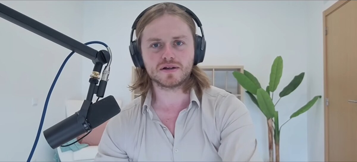 Charlie Carrel speaking into a microphone in his video about Britney and Hustler Casino Live